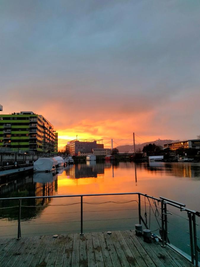 Waterside Living - Hausboot Linz Hotel ภายนอก รูปภาพ